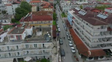 Yunanistan, Paralia Katerinis 'in kuş bakışı görüntüsü. Binalar, sokaklar ve arabalar görünür durumda. Uzakta Ege Denizi var. Paralia, Yunanistan Temmuz 12024
