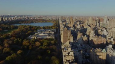 Hava görüntüsü Central Park 'ın kuzeyine ve Manhattan' ın yukarı doğu yakasına Jacqueline Kennedy Onassis Reservoir ile birlikte ilerliyor..