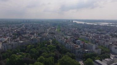 Arka planda Scheldt Nehri 'ni vurgulayan hava görüntüsü Antwerps şehir merkezini gösteriyor. Kamera, kentsel mimari ve yeşil alanın bir karışımını ortaya çıkararak pürüzsüz bir şekilde yansıtıyor..