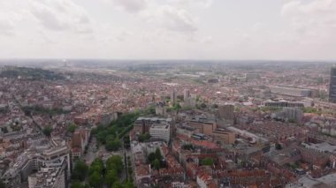 Brüksel 'in havadan görünüşü, geleneksel mimari, yeşil alanlar ve modern ve tarihi binaların karışımı ile geniş şehir manzarasını gözler önüne seriyor..