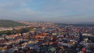 Prag 'da güneş ışığı banyosu yapan binalar ve simgeler, şehrin olağanüstü mimarisi ve canlı kentsel manzarasının hava manzarasını ön plana çıkarıyor..