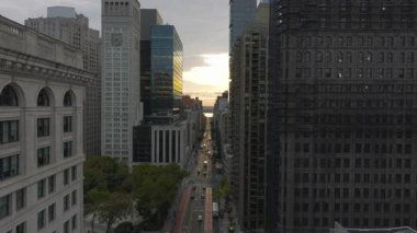 Güneşin New York üzerinde doğuşunu gösteren hava görüntüleri güneş ışığının cam binalardan yansımasıyla ufuk çizgisini aydınlatarak şafak vakti çarpıcı bir şehir manzarası yaratıyor..