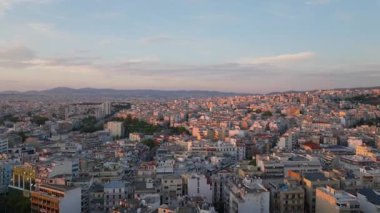 Sıcak gün batımı ışığı, Yunanistan 'ın en büyük ikinci şehri olan Selanik' in binalarını ve caddelerini yüksek bir bakış açısından yıkıyor..