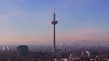 Frankfurt 'un gökyüzü manzarası Europaturm telekomünikasyon kulesi, yukarıdan görünen metropoliten mimari görünüm.