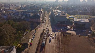 Frankfurt havacılık şebekesi, güneşli şehir manzarasını geçen tramvayları, konut bölgelerini, ticari bölgeleri, yeşil parkları birleştiren tramvayları gösteriyor..