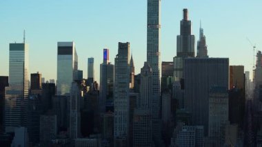 Manhattan şehir merkezinin havadan görünüşü Chrysler Binası ve Park Avenue Apartmanları 'nı gösteriyor. Kamera gökyüzünde modern ve klasik binaları gösteriyor..