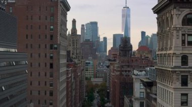 New York 'taki Tribeca mahallesinin havadan görüntüsü. Kamera binaların çatısını tarıyor ve uzaktaki bir Dünya Ticaret Merkezi 'ni gösteriyor..