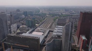 Hagues 'in çağdaş ufuk çizgisi ve tren raylarının havadan görünüşü, yüksek binaları ve şehir mimarisini vurguluyor..