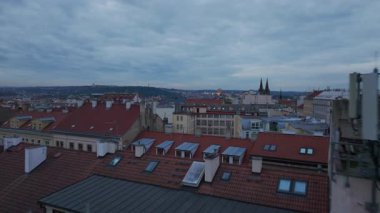 Akşamın geç saatlerinde gökyüzü Prag 'ın üzerine karararak çarpıcı bir şehir manzarasını gözler önüne seriyor. Aydınlatılmış pencerelerle donatılmış çatılar ufka doğru uzanıyor ve Çek Cumhuriyeti 'nin bu tarihi şehrinin cazibesini sergiliyor.