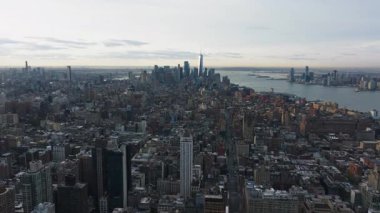 Manhattan 'ın ve finans bölgesinin aşağısındaki hava gösterimi, ikonik gökdelenler ve modern mimariyle Doğu Nehri boyunca uzanan etkileyici ufuk çizgisini vurguluyor..