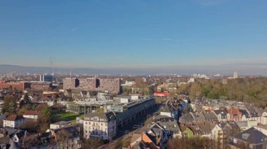 Frankfurt şehir manzarası, şehir gelişimini ve altyapısını gösteren konut ve ticari binaların bir karışımını ortaya çıkardı.