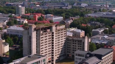 Litvanya, Kaunas 'ın göbeğindeki boş bir binanın havadan görünüşü. Kule, kentsel bozulmanın ve şehrin sürekli değişen manzarasının bir sembolü olarak duruyor..