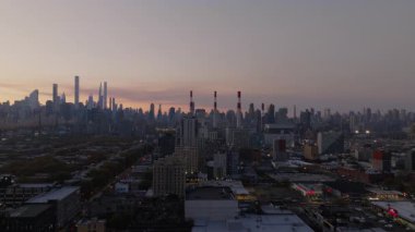 Arka planda Queens yerleşim binalarının, Ravenswood Üretim İstasyonu 'nun ve Manhattan gökdelenlerinin havadan görüntüsü var..