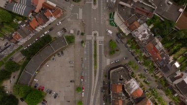 Havadan bakıldığında Brüksel, Belçika 'da canlı bir dönme dolap ve yoğun bir tren istasyonu görülüyor. Şehir yaşamı ve şehrin simgesel simgeleri.