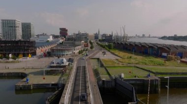 Hava görüntüleri Antwerps 'in ufuk çizgisini yakalıyor, Scheldt Nehri' nin kıyısında hareket eden arabaları gösteriyor. Canlı şehir sahnesi Belçika 'nın büyüleyici mimari cazibesini vurguluyor.