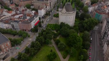 Brüksel, Belçika 'da ortaçağ güçlendirilmiş bir kapı olan Porte de Hal' in hava manzarası yemyeşil ve hareketli bir şehir manzarasıyla çevrili..