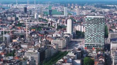 Antwerp, Belçika yukarıdan görüldü. Kamera şehir merkezini, Scheldt Nehri 'ni ve uzaktaki yel değirmenlerini gösteriyor..