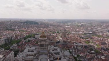 Brüksel, Belçika 'daki Adalet Sarayı muazzam büyüklüğüyle Avrupa' daki en etkileyici binalardan biridir..