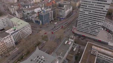 Almanya 'nın Köln kentindeki işlek bir kavşakta trafik ve binalar, arabaların ve Alman mimarisinin akışını ön plana çıkarıyor..