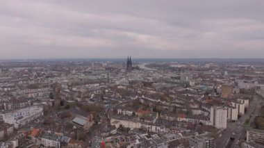 Köln, Almanya 'nın şehir manzarasını gösteren hava manzarası. Binalar ve Katedral arasında kentin simgeleri ve altyapısı göze çarpıyor.