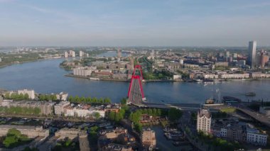 Nieuwe Maas nehri üzerindeki Willemsbrug köprüsünün yer aldığı Rotterdam 'ın gökyüzü manzarası şehrin modern mimarisini ve hareketli atmosferini yakalıyor..