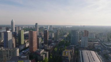 Gökyüzünden yükselen Rotterdam 'lar, şehrin yeni bir günü kucakladığı modern binalar, sokaklar ve yeşilliklerle kaplanıyorlar..