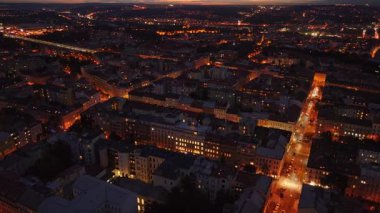 Prag şehir merkezi gün batımında turuncu ışıklı caddeleri ve binaları gözler önüne seriyor ve Orta Avrupa başkentinde büyülü bir atmosfer oluşturuyor..
