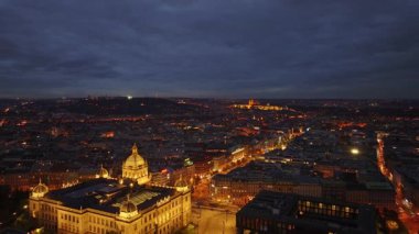 Prag şehir merkezi ve Wenceslas Meydanı alacakaranlıkta, Prag Kalesi ve St. Vitus Katedrali arka planda.