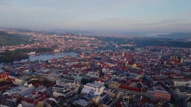 Prag şehrinin havadan görünüşü mimarisini ve arka planda Saint Vitus Katedrali ile Vltava Nehri 'ni gözler önüne seriyor..