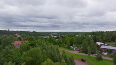Havadan bakıldığında Finlandiya 'daki Aland adaları görülebilir. Kamera canlı yeşil ormanlar ve fiyort üzerinde süzülüyor, uzak evleri ve dolambaçlı bir yolu gösteriyor..