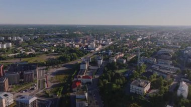 Finlandiya 'nın Turku kentsel gelişim ve yeşil alanların karışımını gösteren hava manzarası. Kamera bu tarihi şehrin özünü yakalamak için şehir boyunca sorunsuz bir şekilde hareket ediyor..