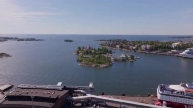 Limana yanaşan Viking Hattı feribotlu Helsinki limanının havadan perspektifi. Şehir manzarası, hareketli liman ve durgun mavi su Baltık Denizi.