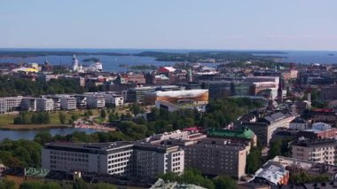 Helsinki, Finlandiya şehir merkezi üzerinde hava manzarası. Kamera, şehir manzarasını merkez kütüphanesi Oodi ile gösteriyor..