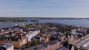 Helsinki, Finlandiya ve Baltık Denizi 'nin panoramik manzarası. Hava perspektifi, güneşli bir yaz gününde renkli binaları ve limanı gösteriyor..