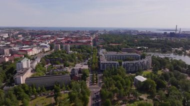 Finlandiya 'nın Helsinki kentsel mimari, yemyeşil parklar ve uzak mesafedeki ışıl ışıl Baltık Denizi' nin güzel bir karışımını sergileyen hava manzarası.
