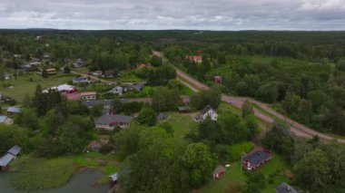 Aland, Finlandiya 'da geniş bir grup ev ve diğer binalar üzerinde hava manzarası. Çimenli yeşil ağaçlar evlerin etrafını sardı.