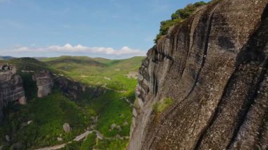 Yunanistan 'ın Meteora kentindeki nefes kesen kaya oluşumlarının hava görüntüsü bu doğal harikaların tepesine tünemiş ikonik manastırları gözler önüne seriyor..