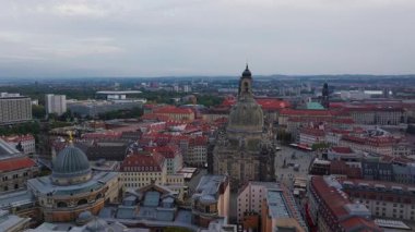 Almanya 'daki Dresden şehrinin havadan görüntüsü. Kamera yavaşça soldan sağa hareket ederken, turistler ve yerliler aşağıdaki caddelerde yürüyor.