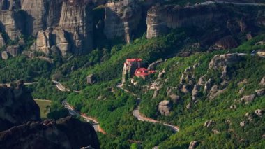 Yunanistan 'ın Meteora kentinde dramatik bir kaya oluşumuna tünemiş tarihi bir yer olan Rousanou Manastırı hava manzaralı olarak görülüyor.