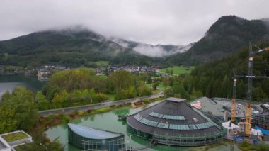 Avusturya, Salzburg yakınlarındaki Fuschlsee sahilinde Red Bull Karargahı 'nı inşa eden inşaat işçileri. Hava manzarası Avusturya Alpleri 'nin çarpıcı manzarasını gözler önüne seriyor..