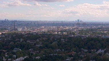 Viyana, Avusturya 'yı çevik şehir üzerinde bulutlar sürüklenirken havadan görüntüler yakalıyor. Sahnede şehir mimarisi ve doğal güzelliğin uyumlu bir karışımı sergileniyor..