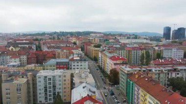 Çek Cumhuriyeti 'nin Brno şehrinin hava manzarası. Kamera şehrin bir ucundan diğer ucuna geçiyor, renkli binaları ve aşağıdaki hareketli caddeleri gösteriyor..