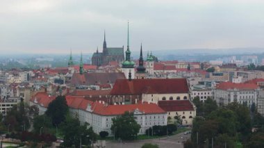 Çek Cumhuriyeti 'nin Brno kentindeki hava manzarası. Çerçevede kırmızı çatılar ve Aziz Peter ve Paul Katedrali yer alıyor. Brno, Çek 5 Temmuz 2024
