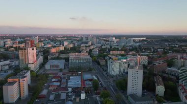 Kamera Slovakya 'nın Bratislava şehrini gösteriyor. Renkli binalar ve sokaklar batan güneşle aydınlanıyor..