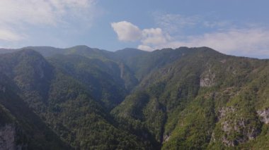 Olimpos Dağı 'ndaki yemyeşil bir vadi üzerindeki hava manzarası, Yunanlıların doğal manzarasının çarpıcı güzelliğini vurguluyor. Canlı yeşillikler ve sakin bir atmosfer pitoresk bir manzara yaratır..