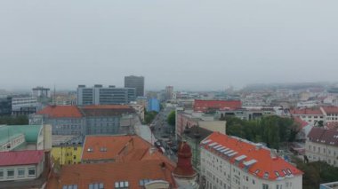 Brno, Çek Cumhuriyeti 'nin canlı kentsel manzarasını yakalayan hava görüntüleri, kalabalık bir şehir ortamında çeşitli binalarla dolu caddeler boyunca akan trafiği gösteriyor. Brno, Çek 5 Temmuz 2024