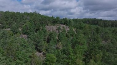 İsveç 'in yemyeşil ormanları ağaçların arasına kurulmuş tuhaf bir kasabayı gözler önüne seriyor. Huzurlu manzara doğa ve kırsal kesim yaşamının uyumlu bir karışımını sergiliyor..
