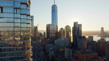 Camdan gökdelenlerde parlayan güneş ışığı, Aşağı Manhattan gökdeleni uyanışı, yumuşak sabah ışığına karşı yükselen bir Dünya Ticaret Merkezi..