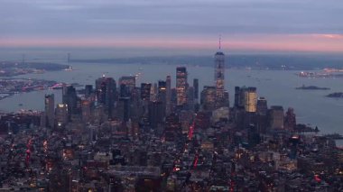 Alacakaranlık sırasında parlayan New York şehrinin silueti, ikonik bir Dünya Ticaret Merkezi ve Aşağı Manhattan 'ı vurguluyor..