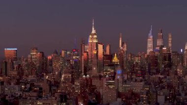 Manhattan 'da gece yarısı gökdelenler, Empire State Binası ve karanlık gökyüzüne karşı kentsel manzarayı aydınlatan bir Vanderbilt gökdelenleri parlıyor..